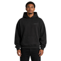 zwarte garment dyed hoodie gedragen door model voorkant staand