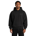 zwarte garment dyed hoodie gedragen door model voorkant staand