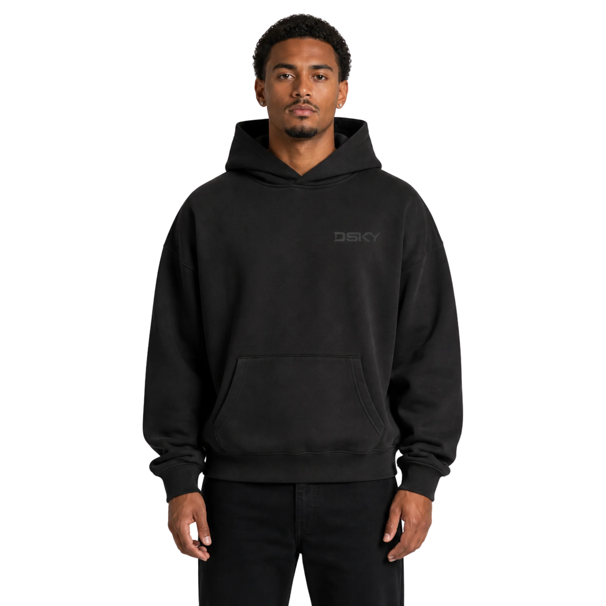 zwarte garment dyed hoodie gedragen door model voorkant staand