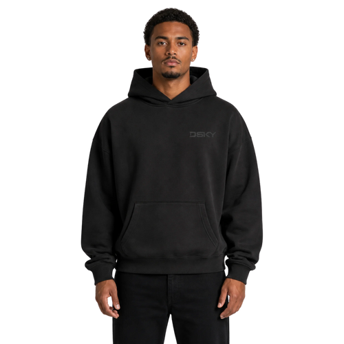 zwarte garment dyed hoodie gedragen door model voorkant staand