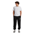 zwarte katoenen joggers gedragen door model voorkant staand