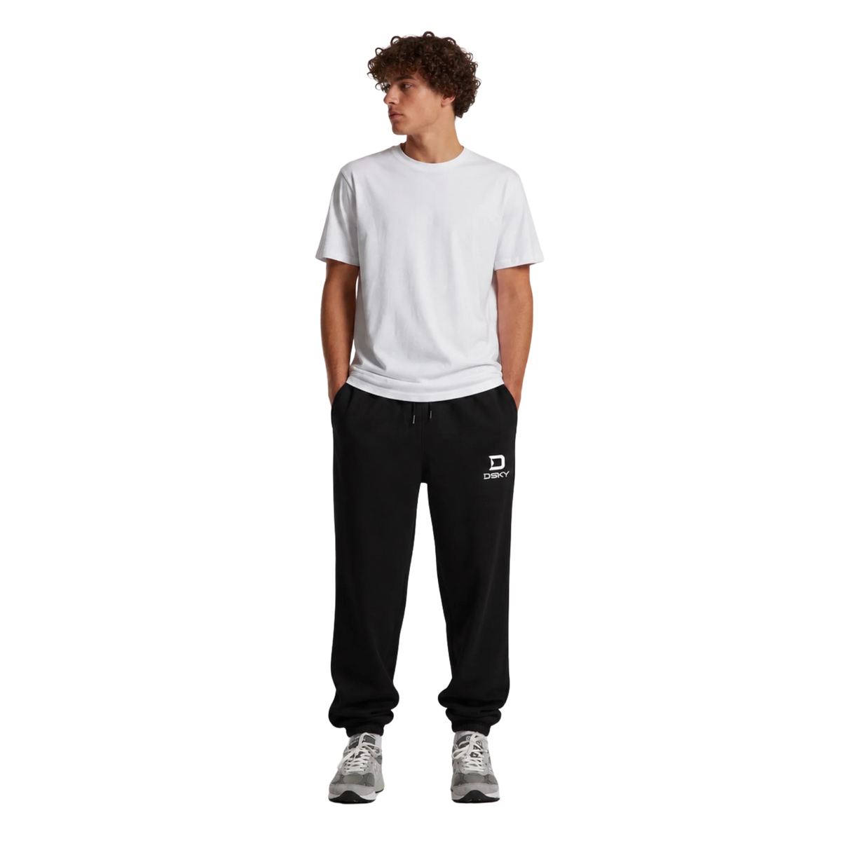 zwarte katoenen joggers gedragen door model voorkant staand