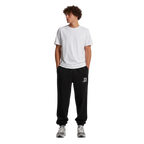 zwarte katoenen joggers gedragen door model voorkant staand