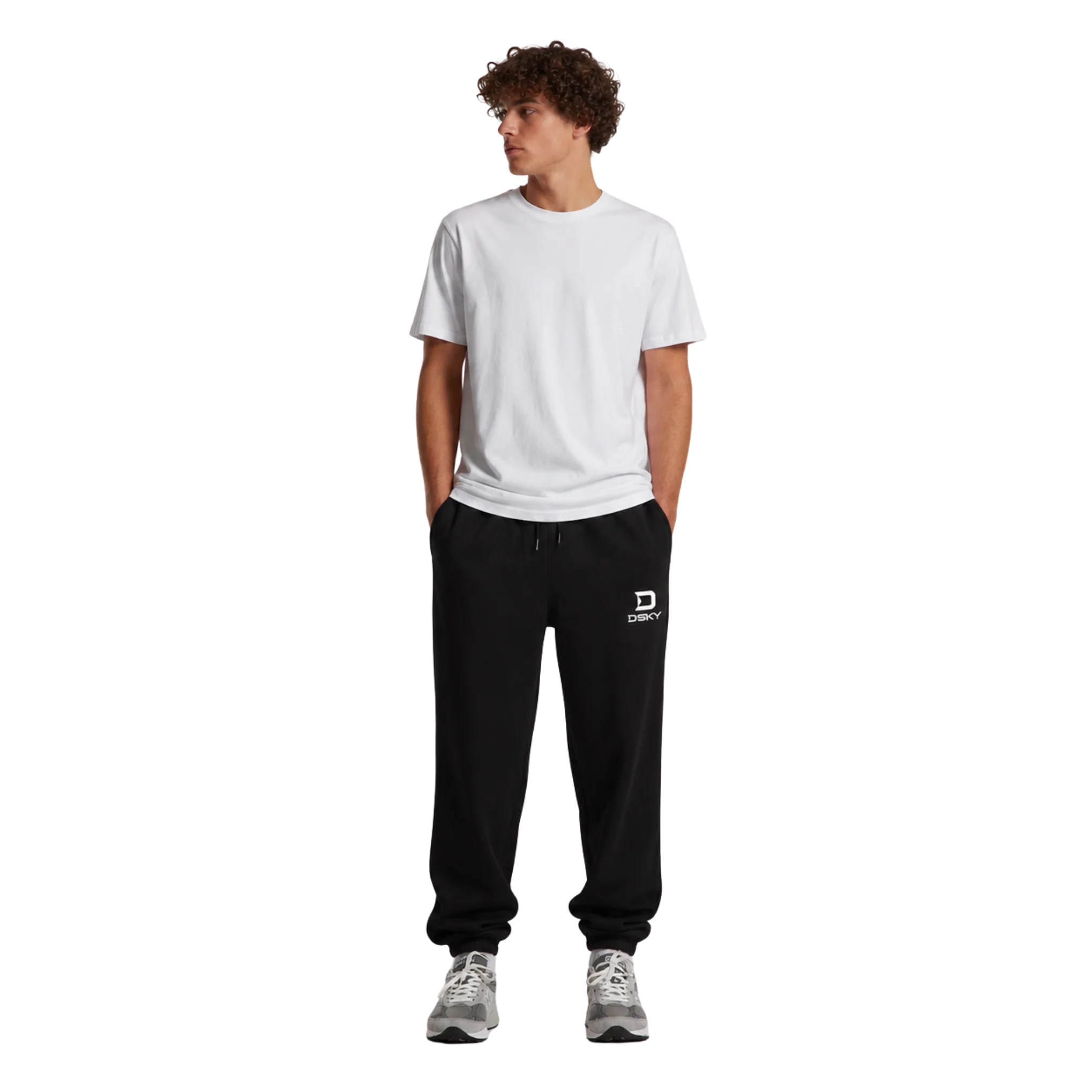 zwarte katoenen joggers gedragen door model voorkant staand