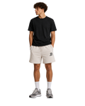 track short in bone, 320 gsm katoen, gedragen door model, vooraanzicht pasvorm