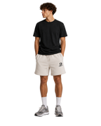 track short in bone, 320 gsm katoen, gedragen door model, vooraanzicht pasvorm