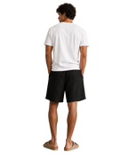 zwarte linnen short, 215 gsm puur linnen, gedragen door model, achteraanzicht pasvorm
