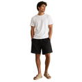 zwarte linnen short, 215 gsm puur linnen, gedragen door model, vooraanzicht pasvorm
