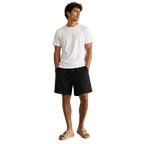 zwarte linnen short, 215 gsm puur linnen, gedragen door model, vooraanzicht pasvorm
