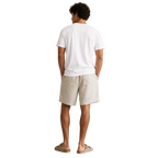 linnen short in natural, 215 gsm puur linnen, gedragen door model, achteraanzicht pasvorm
